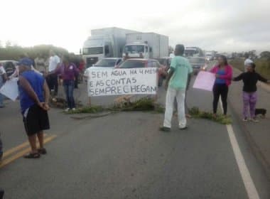 Moradores de Anagé fazem protesto contra falta de água e fecham BA-262
