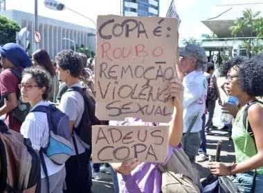Com cruzes e velas, movimentos sociais realizam protesto contra Copa nesta quinta em Salvador