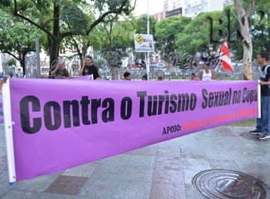 Manifestantes se concentram na Praça da Piedade em protesto contra Copa
