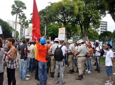 Manifestantes ocupam via no Corredor da Vitória e seguem em direção à Fan Fest, na Barra