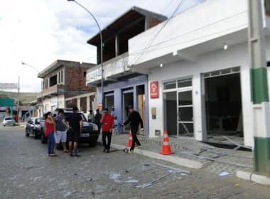 Quadrilha explode caixas eletrônicos em Itaquara