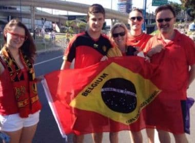 Torcedores de Bélgica e Estados Unidos se vestem com cores brasileiras em Salvador