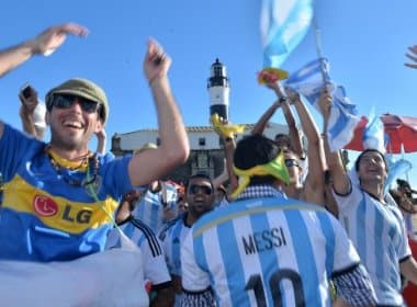 Argentinos comemoram na Fan Fest de Salvador após classificação dramática contra Suíça
