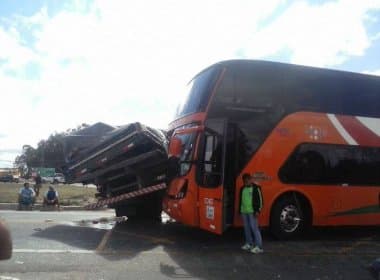 Conquista: Ônibus e caminhão se envolvem em acidente no acesso ao Distrito Industrial