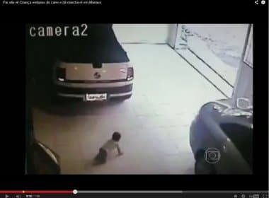 Pai quase atropela bebê ao engatar marcha-ré em veículo em Manaus; assista