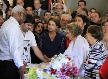 Em velório de Suassuna, público canta tema de Campos na presença de Dilma