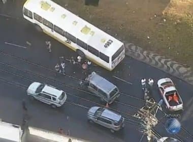 Motorista de van fica preso em ferragens após colisão com ônibus na Pituba