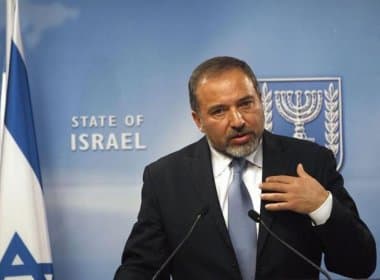 Israel afirma que quem retirou embaixadores do país apoia o Hamas