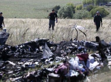 Peritos encontram novos corpos em local de queda do voo na Ucrânia