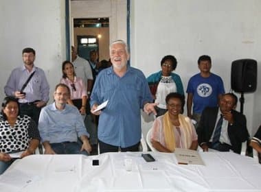 Governador Wagner entrega títulos de terra para 40 famílias quilombolas em Maragogipe