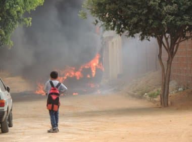 Bandidos incendeiam ônibus do Programa Caminho da Escola