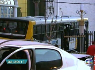 Templo de Salomão em São Paulo é invadido por ônibus