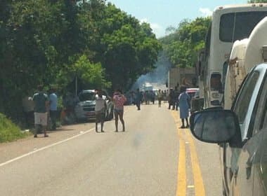 Moradores bloqueiam Linha Verde por desaparecimento de jovem em Vila Sauípe
