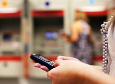 Camaçari: Câmara aprova lei que proíbe celular em bancos; ‘Atitude é paliativa’, diz sindicato