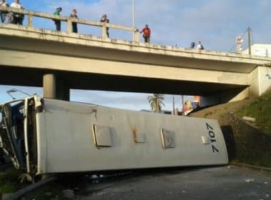 Ônibus cai de viaduto da Brasilgás na BR-324