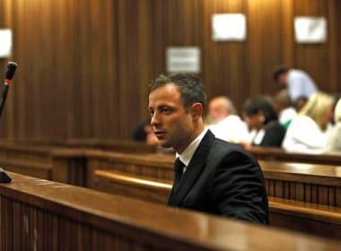 Juíza inocenta Oscar Pistorius de premeditar morte da namorada