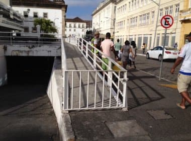 Desde janeiro, rampa de acesso na Prefeitura é barrada por portão com cadeado