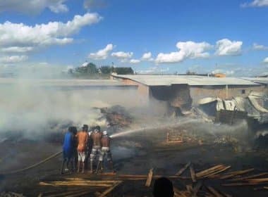 Incêndio destrói parcialmente fábrica de sofá em distrito de Feira de Santana
