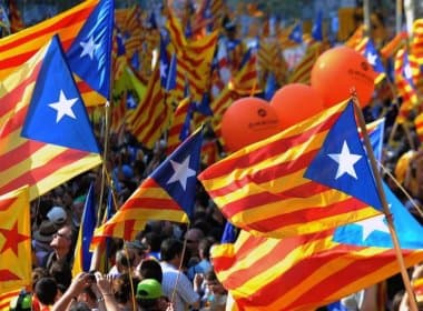 Parlamento da Catalunha aprova plebiscito sobre independência da Espanha