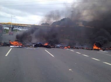 Grupo queima pneus em protesto e bloqueia pista na Avenida Paralela