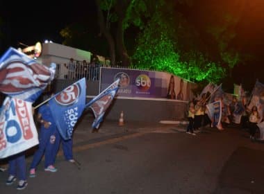 Cabos eleitorais fazem guerra de som e bandeiras antes do debate da TV Aratu
