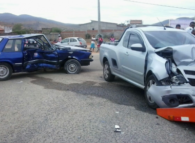 Acidente de carro deixa três feridos em Jequié