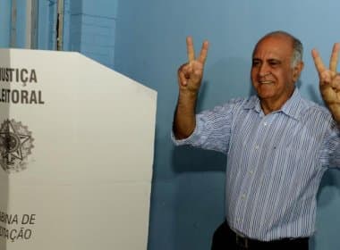 Após esquecer documento com foto, Paulo Souto consegue votar em Jardim Armação