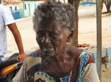 Ribeirão do Largo: Mulher mora em cemitério por quase 40 anos