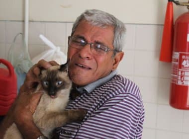 Pedreiro chora ao denunciar maus tratos de vizinho contra o seu gato