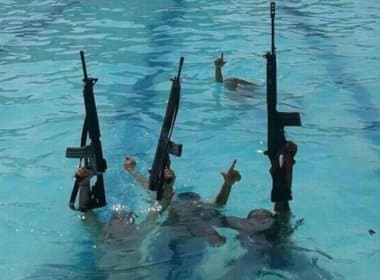 Traficantes posam com fuzis em piscina de vila olímpica no Rio