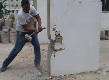 Sucom derruba muros construídos em área de preservação ambiental no Imbuí 