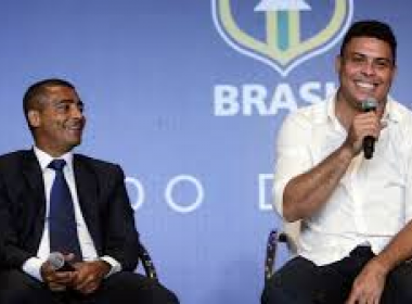 Romário irá apoiar Aécio Neves, diz colunista; baixinho também teria feito as pazes com Ronaldo