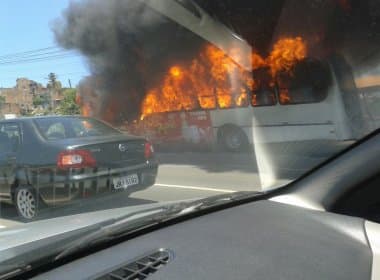 Ônibus pega fogo no bairro da Paz