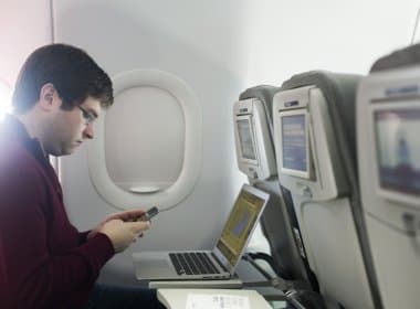 Anac vai autorizar uso de aparelhos eletrônicos durante todo o voo