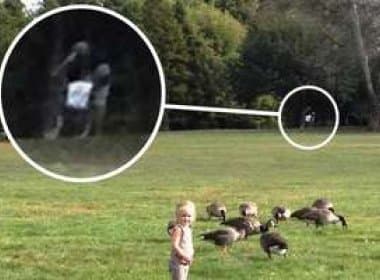 Britânico encontra supostos fantasmas em foto tirada em parque