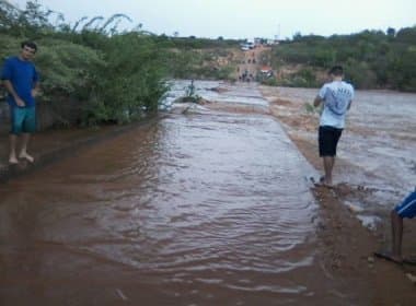 Brumado: Chuva forte faz rio transbordar e deixa moradores ‘ilhados’