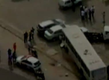 Motorista perde controle e ônibus invade concessionária na Paralela