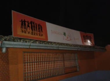 Sucom interdita Bar Jangada no bairro de Itapuã