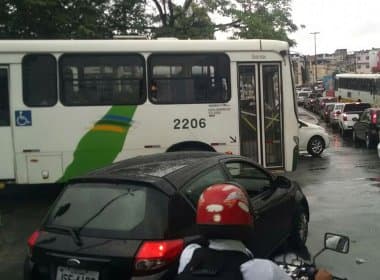 Salvador tem pontos de tráfego intenso em tarde chuvosa