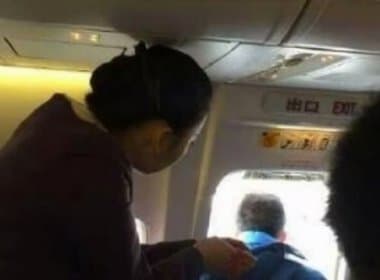 Homem abre porta de avião porque queria respirar ar fresco