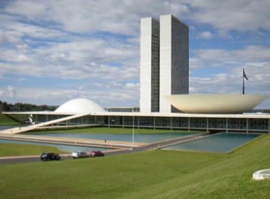 Salários de servidores em Brasília chegaram a R$ 100 mil, diz coluna