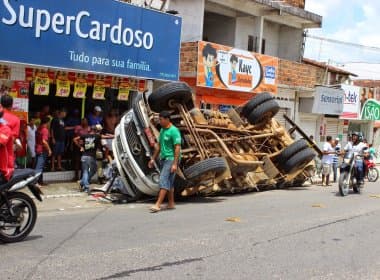 Amargosa: Caminhão carregado de refrigerantes tomba no centro da cidade