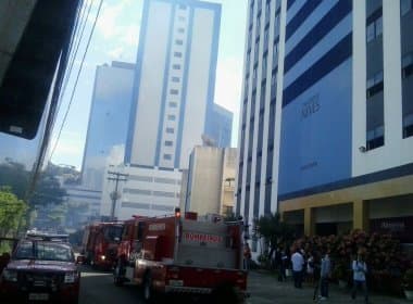 Incêndio atinge edifício próximo à Avenida Tancredo Neves