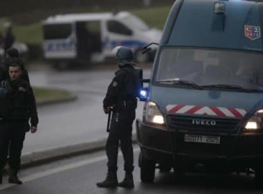Irmãos suspeitos do atentado em Charlie Hebdo são cercados pela polícia