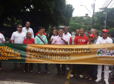 Trabalhadores da Petrobras protestam em frente à sede da empresa