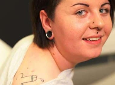 Após bebedeira, mulher acorda com pênis tatuado no ombro
