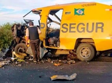Bandidos explodem carro forte em Juazeiro