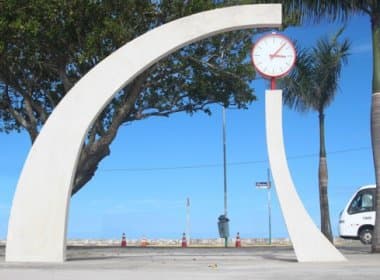 Porto Seguro: Praça ganha relógio doado por embaixada da Suíça