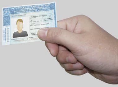 Proposta impede multa para motorista que esquecer carteira de habilitação