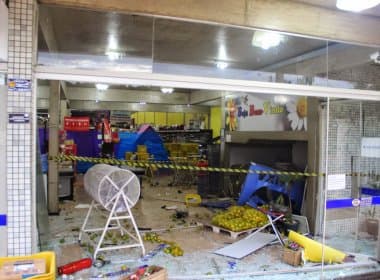 Luis Eduardo Magalhães: Quadrilha explode caixa eletrônico em supermercado